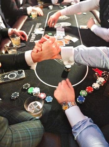 Korporatīvs, kur pokera galds ir kopā ar Ruletes un Blackjack galdiem.