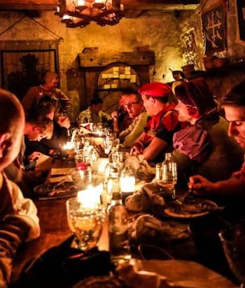 Viduslaiku lomu spēle Rozengrāla restorānā