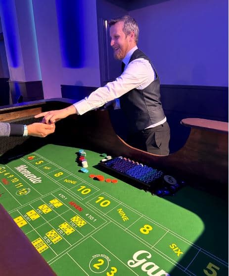 Kauliņu spēles vadītājs Māris